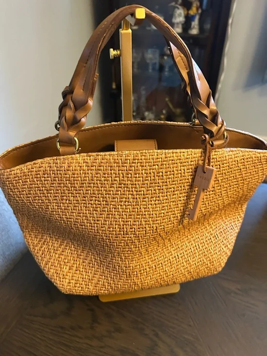 Fossil Tan Woven Shoulder Bag with Leather Handles wooden key charm - Picture 2 of 13